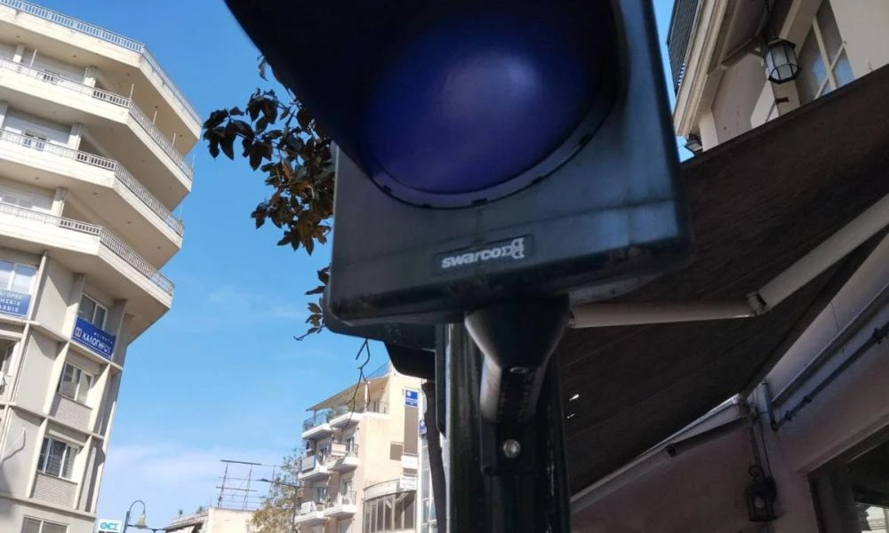 Τα φανάρια στο κέντρο της Λάρισας έγιναν… μπλε (φωτο)